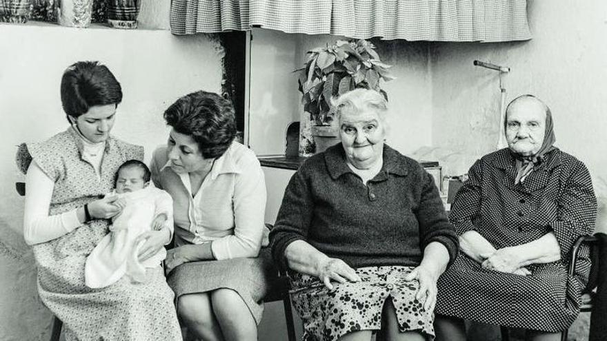 Cinc generacions de dones d’una mateixa família de la Jonquera, que tenien una botiga de dolços, fotografiades l’1 de gener del 1979