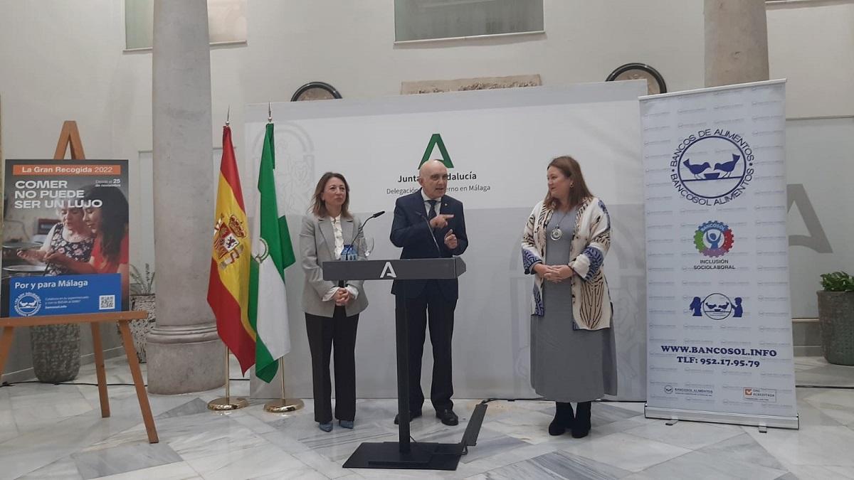 El presidente de Bancosol, Diego Vázquez, junto a la delegada de la Junta de Andalucía en Málaga y la vicepresidenta de la Diputación provincial