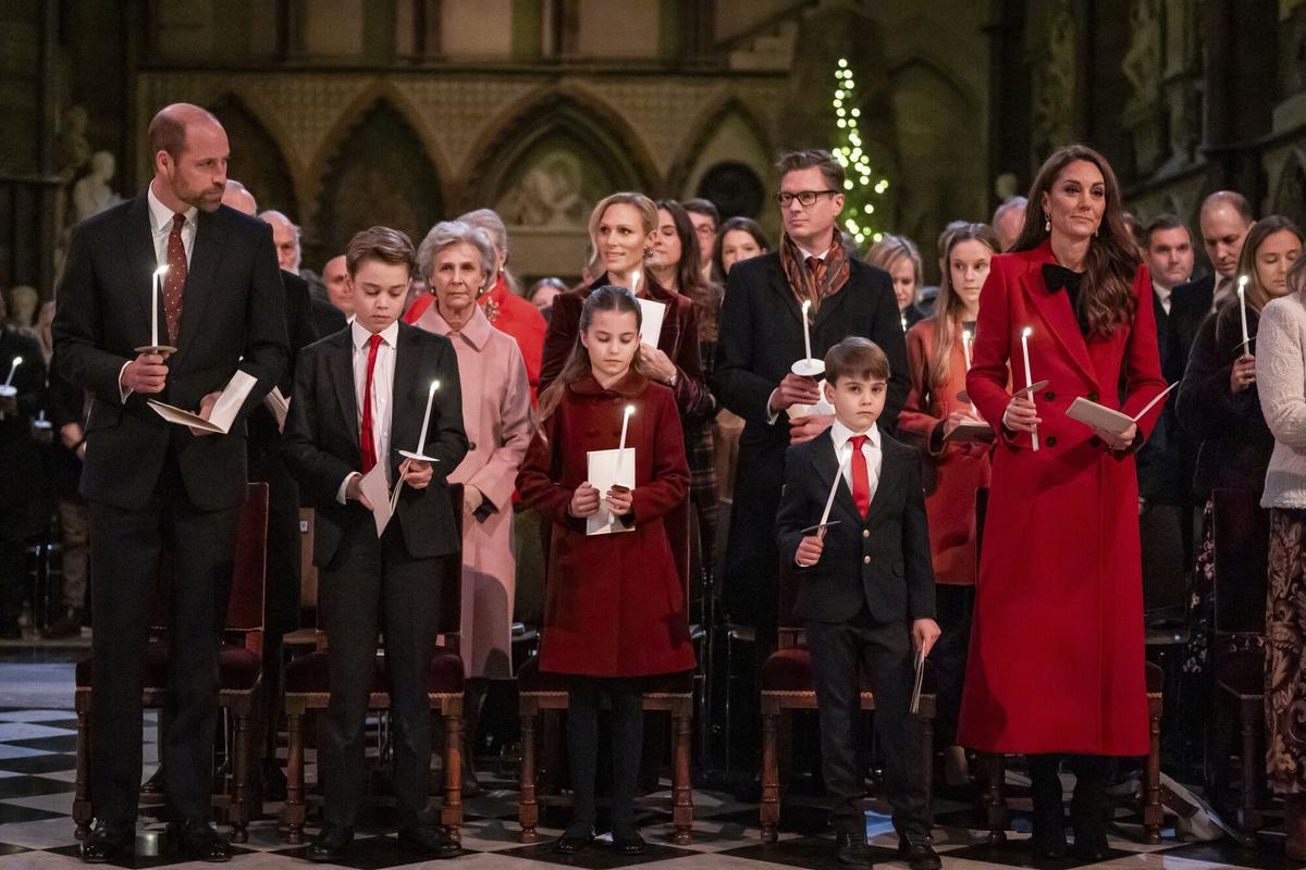 El Príncipe de Gales, desde la izquierda, el Príncipe George, la Princesa Charlotte, el Príncipe Louis y Kate, la Princesa de Gales, durante el servicio de villancicos Together At Christmas en la Abadía de Westminster, en Londres
