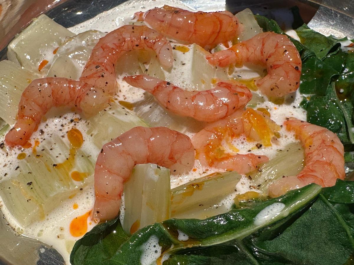 Pencas de acelga con beurre Blanc y gamba roja