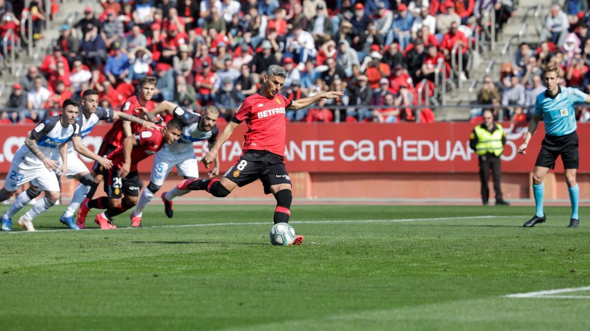 Salva Sevilla lanza un penalti en Son Moix.