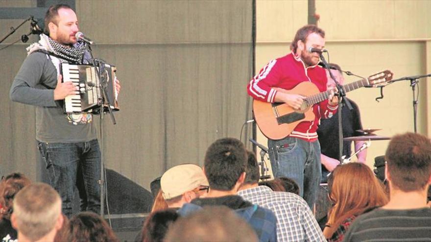 El Petit «más potente» fusiona cantautores y grandes bandas