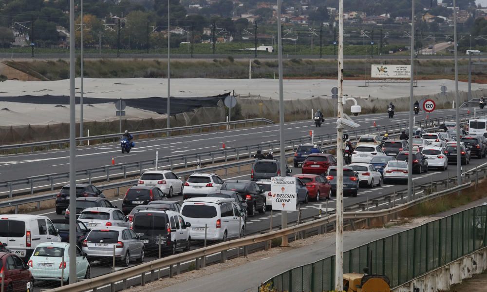 Más de 170.000 valientes desafían a la lluvia en Cheste