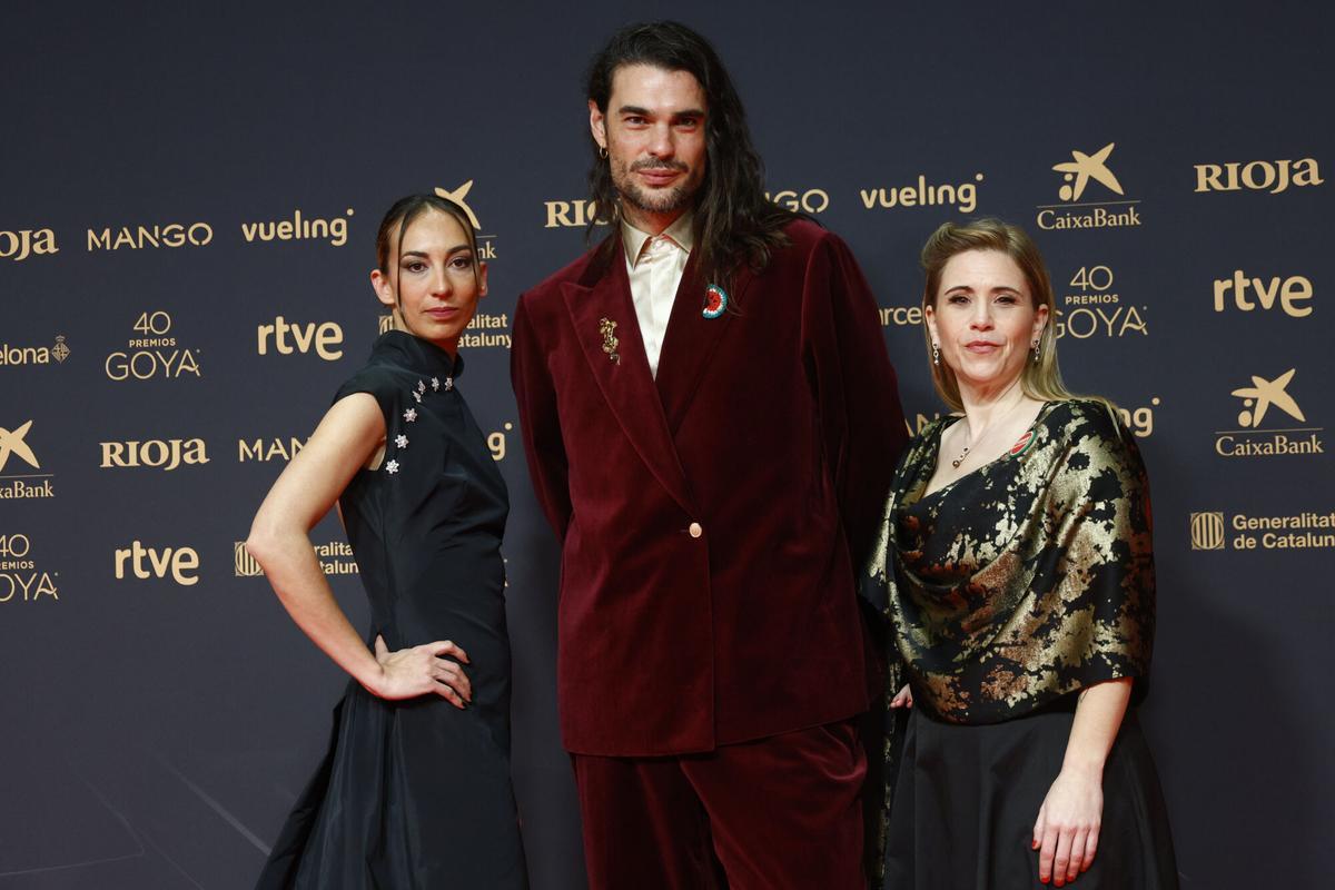 Las diseñadoras de sonido de «Sirat», Laia Casanovas  y  Yasmina Praderas,  junto a Oliver Laxe.