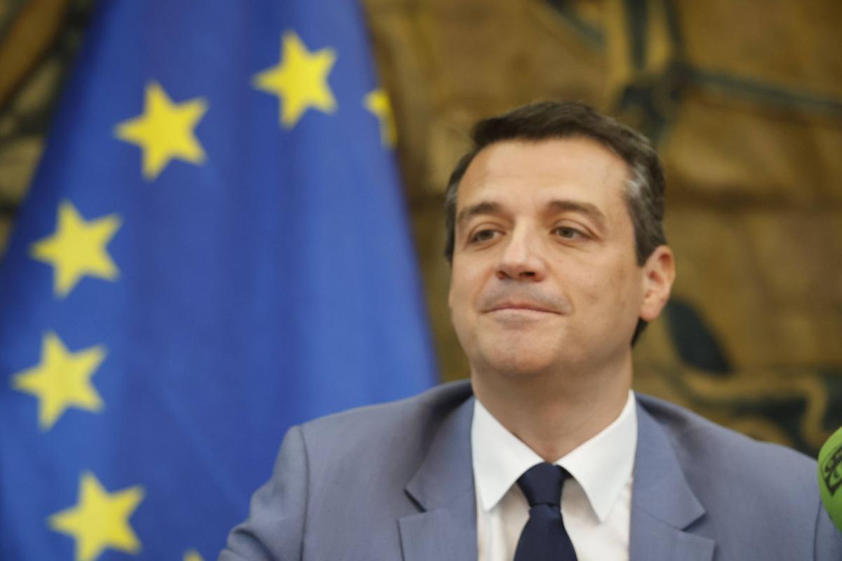 A.J.González Córdoba José María Bellido, y el presidente de la Fundación Les Arts i els Artistes de Barcelona, Xavier Bassons, firman la declaración de intenciones para el establecimiento de una subsede del Museo Europeo de Arte Contemporáneo (MEAM) en Caballerizas Reales