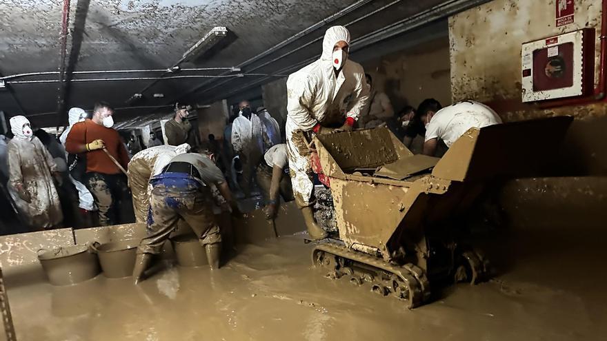 Todos a una en el garaje de Picanya: militares, bomberos y voluntarios