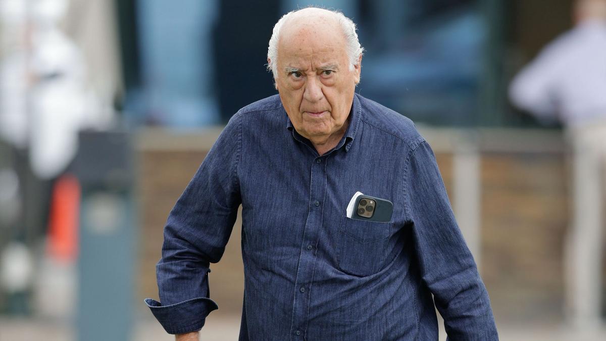 ARTEIXO (A CORUÑA), 15/07/2022.- Amancio Ortega , fundador del grupo Inditex, durante la primera jornada del Concurso Internacional de Saltos de A Coruña, celebrada en el Centro Ecuestre Casas Novas de la localidad coruñés de Arteixo. EFE / Cábala