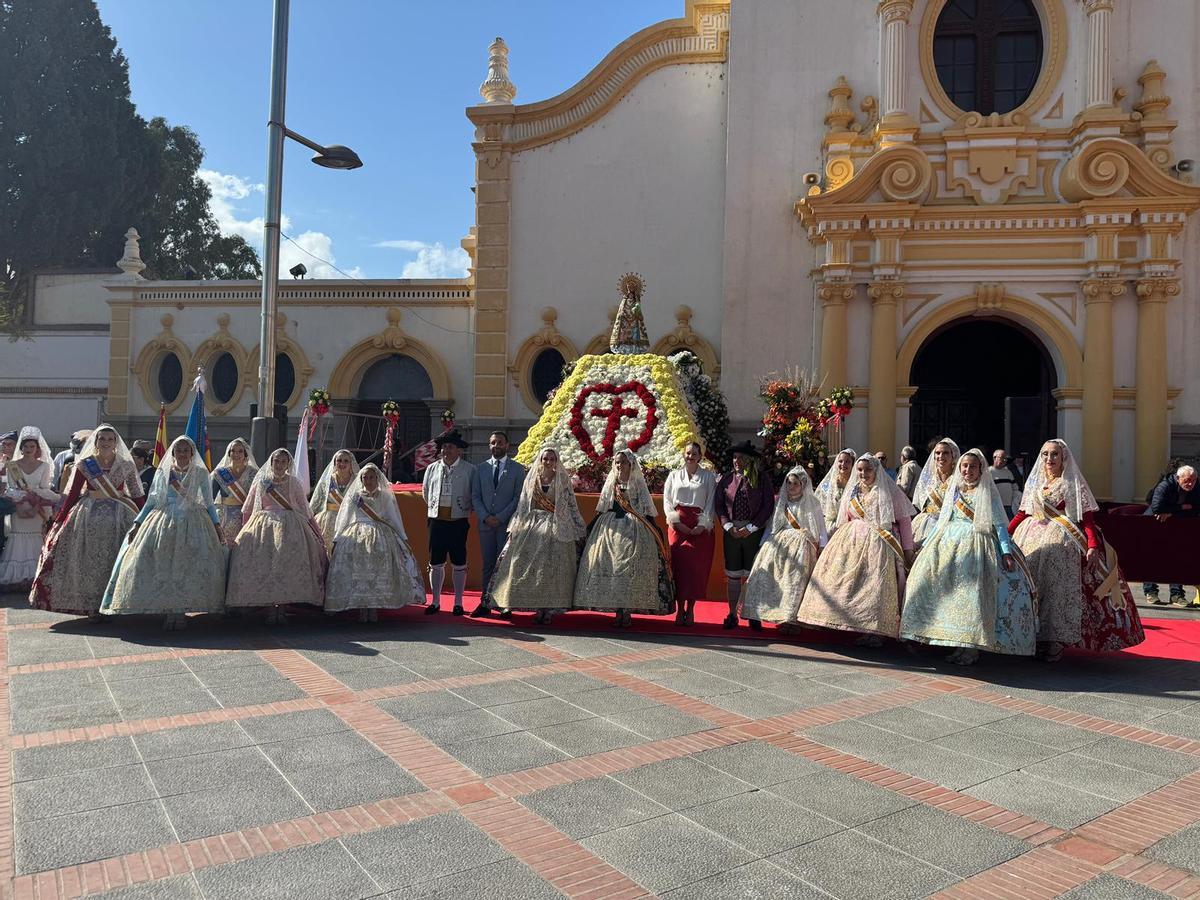 Representantes de la Federación, el ayuntamiento e invitados, tras la ofrenda.