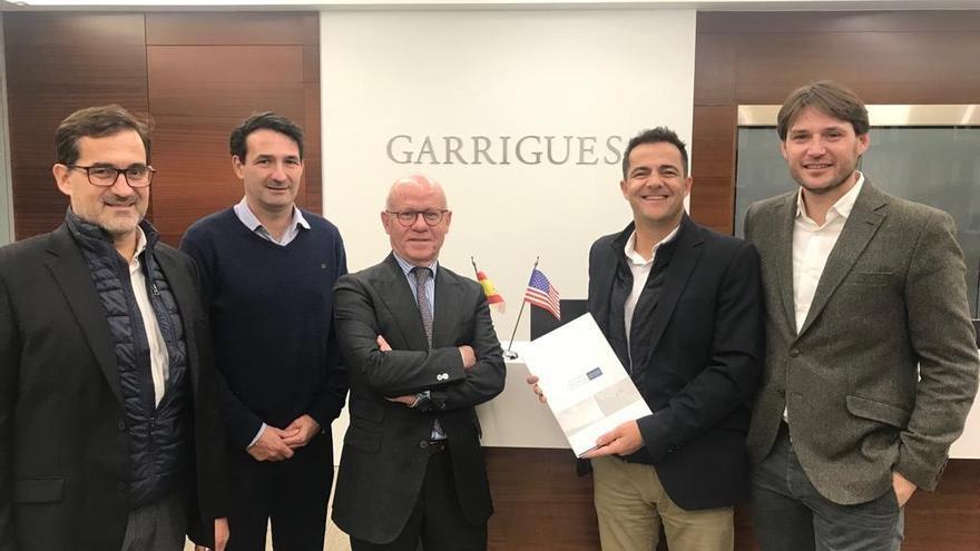 Raúl Cortes, en el centro, tras la firma de la constitución de la firma en Estados Unidos.