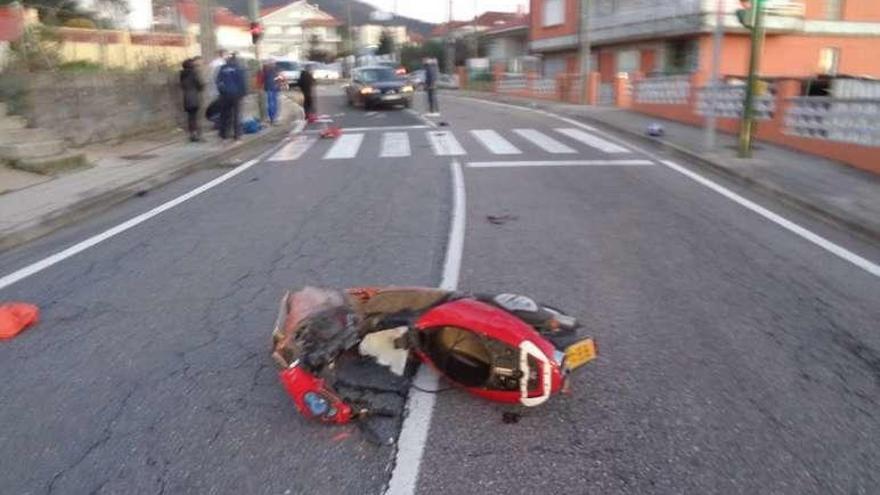 La moto siniestrada en la PO-313, en Quintela. // P.L.