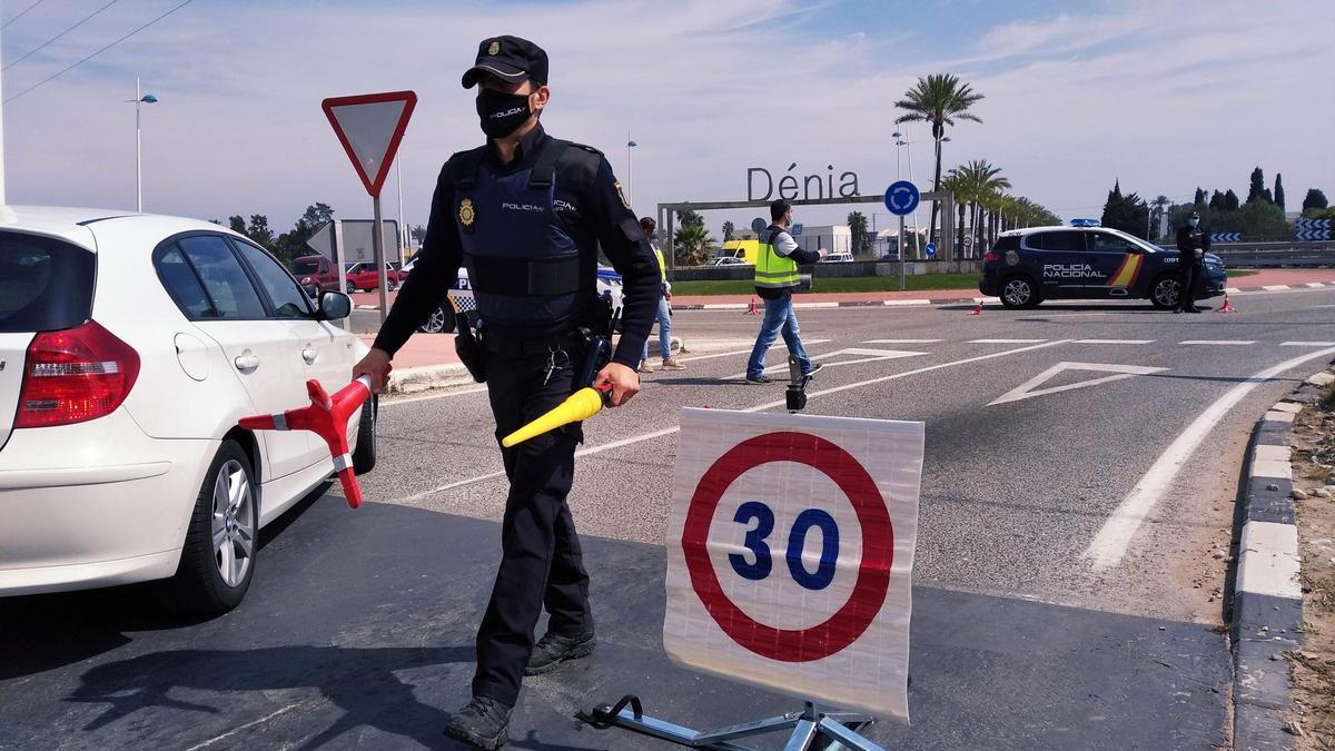 Un control de la Policía Nacional en la entrada a Dénia