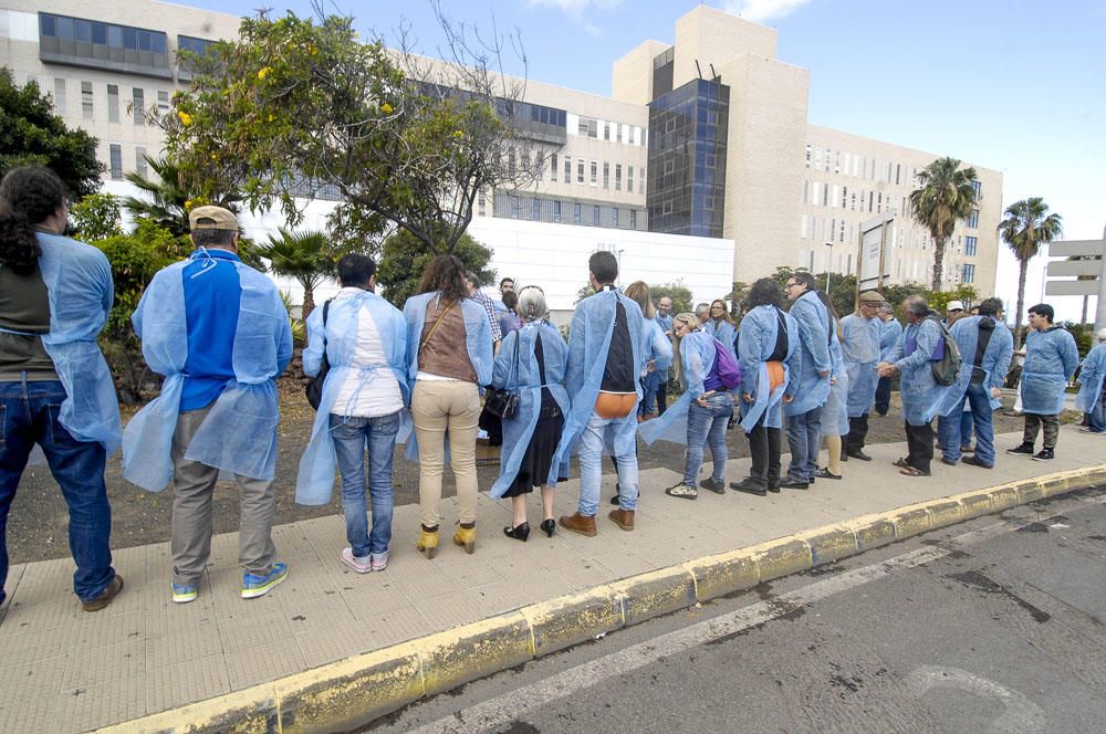 Concentración frente al Hospital Doctor Negrín en defensa de la sanidad pública