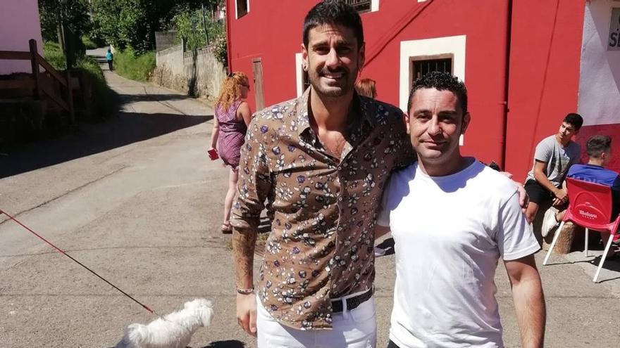 Melendi se fotografía con un vecino en Piloña.