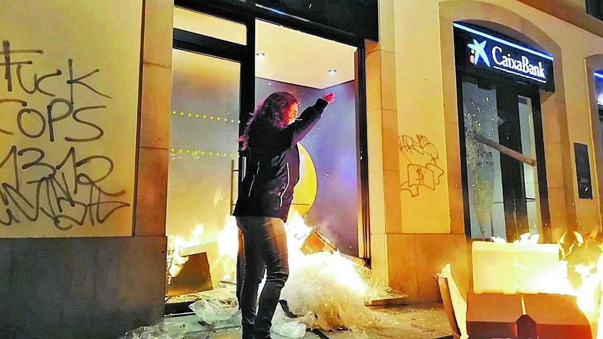 Una oficina bancària de Girona incendiada durant els disturbis.