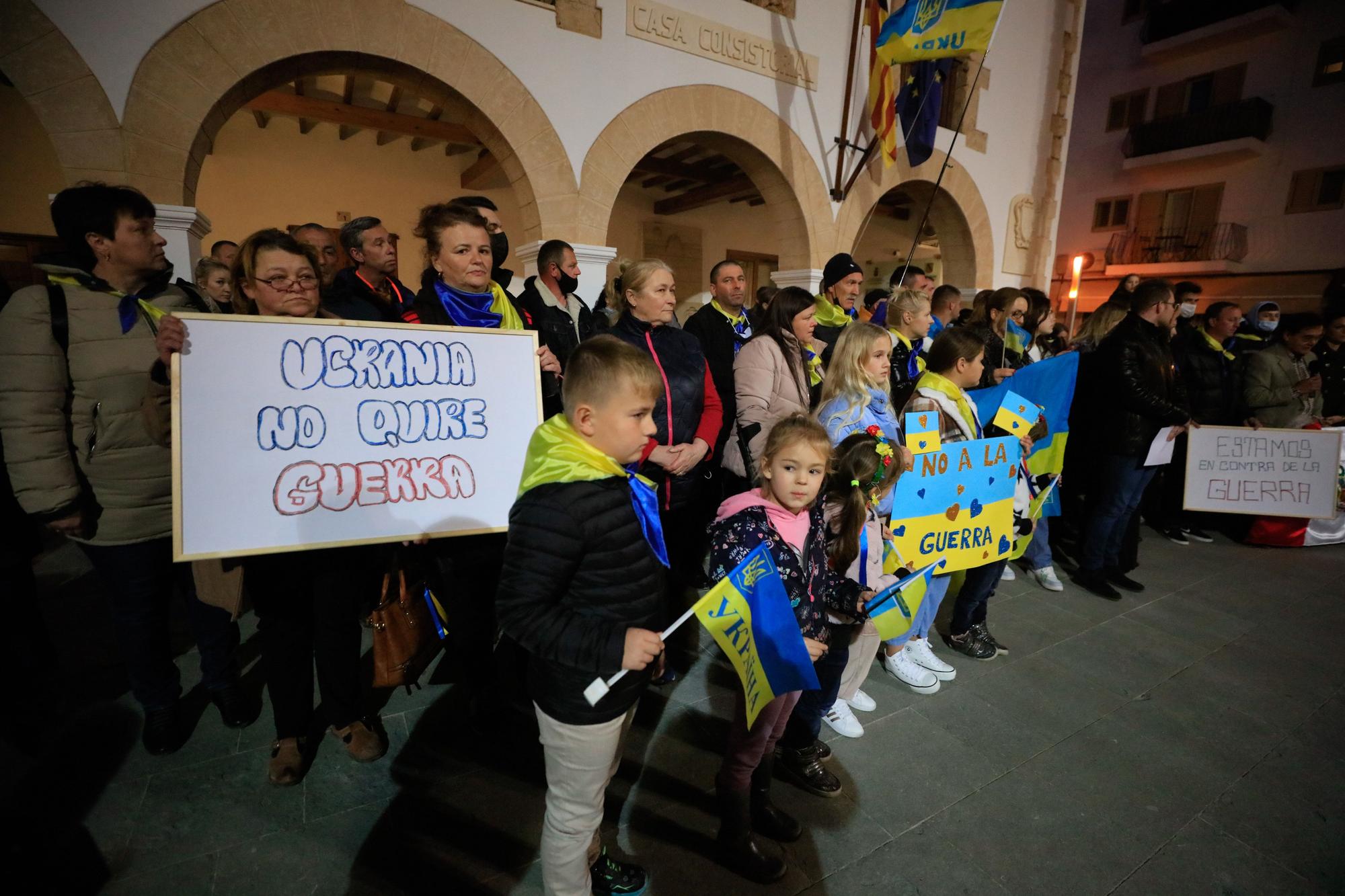400 personas se concentran en Ibiza para apoyar a la colonia ucrania