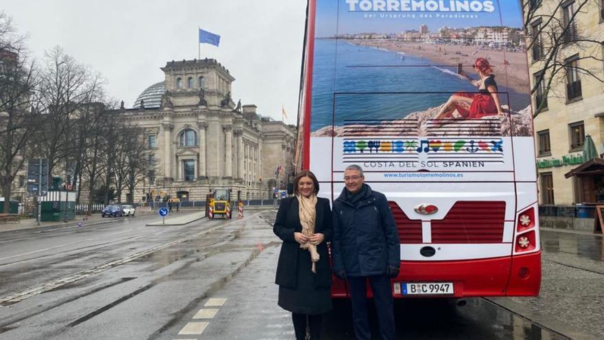 Margarita del Cid y Francisco Salado junto al bus que muestra la imagen de  Torremolinos.