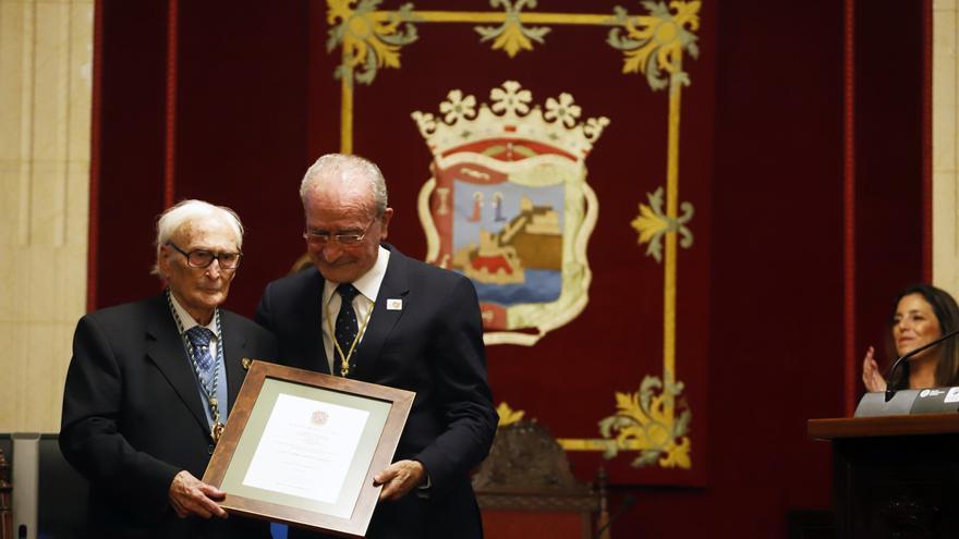 Guillermo Jiménez Smerdou recibe la Medalla de la Ciudad