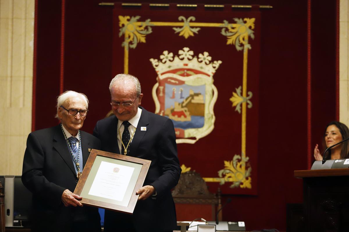 Guillermo Jiménez Smerdou, con el alcalde, tras recibir la más alta distinción de Málaga.