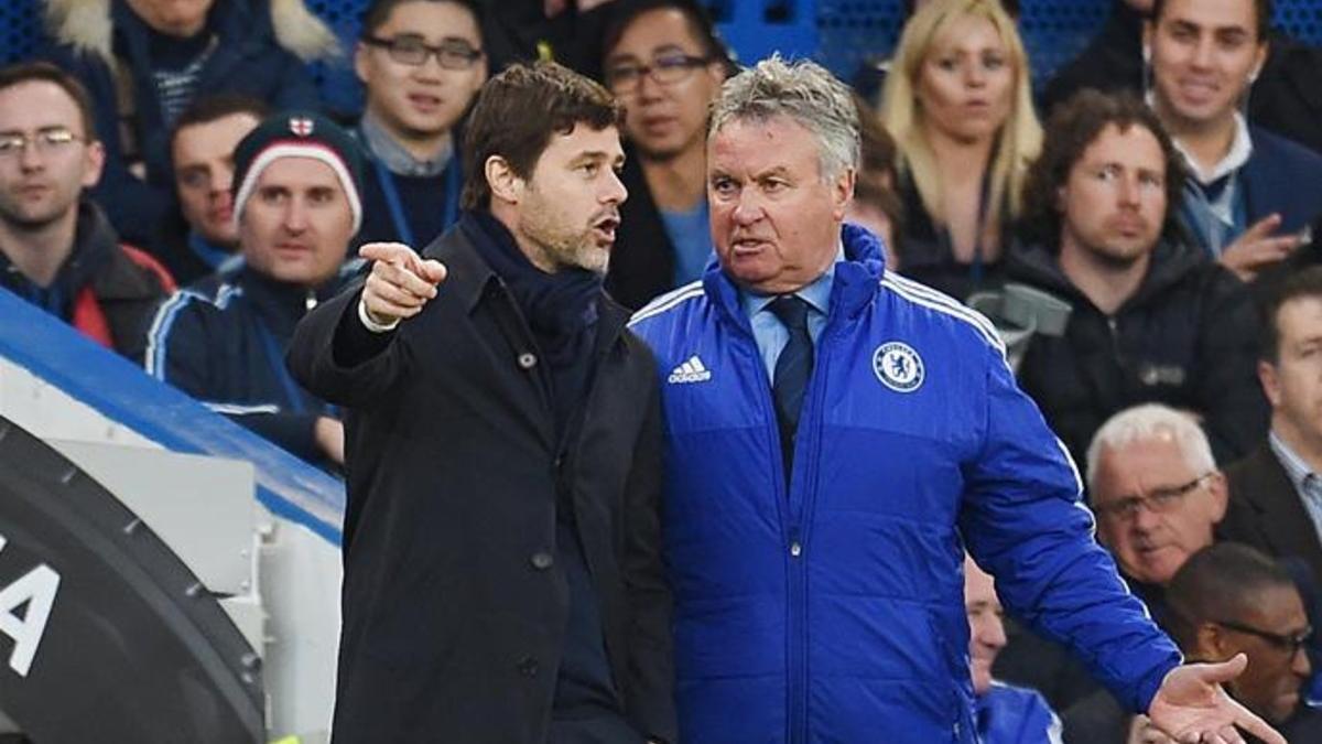 Pochettino charla con Hiddink en el transcurso del Chelsea-Tottenham