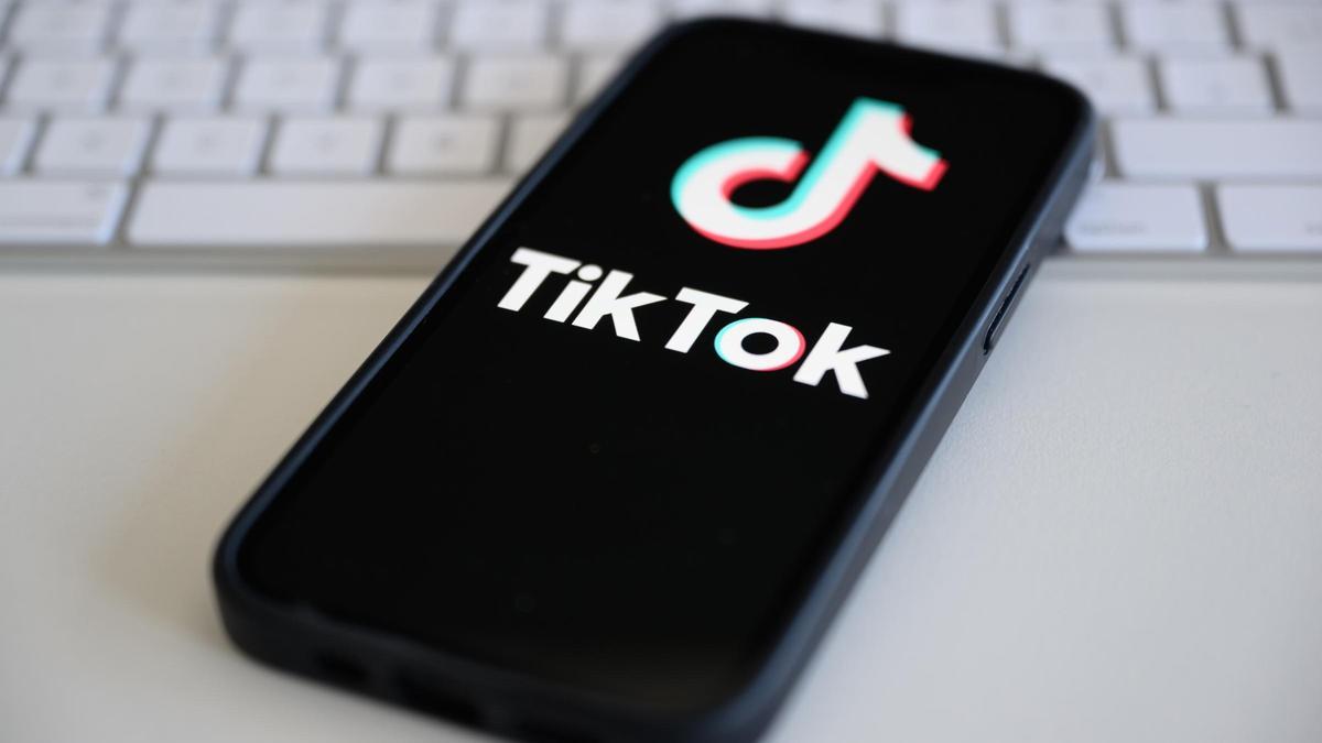 La app de TikTok en el móvil.