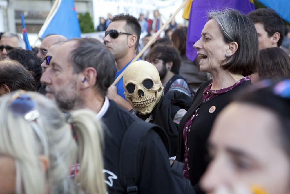 Ambiente en la calle durante la entrada a los premios y concentración antimonarquía