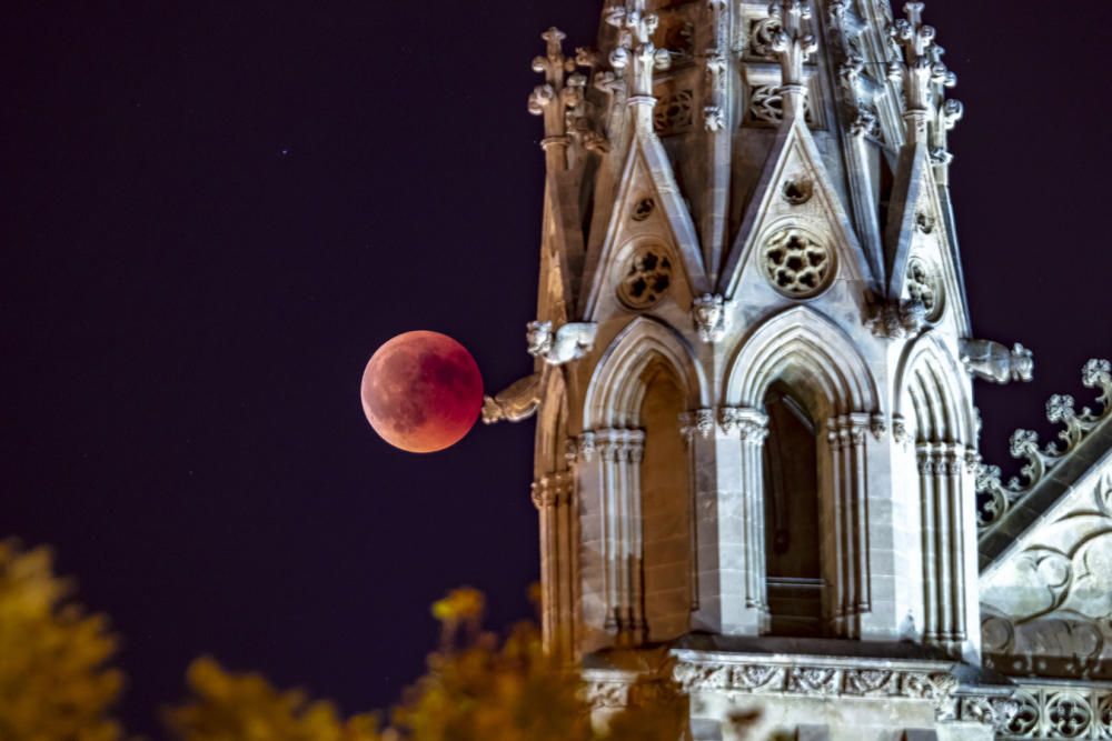 Fascinación por la luna roja en Mallorca