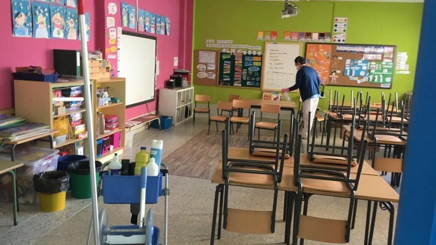 Limpieza en un colegio gallego durante el parón por el Covid.