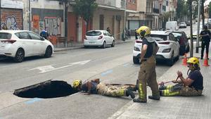 Los Bombers intervinieron en la calle Ample de Terrassa tras el derrumbe del pavimento