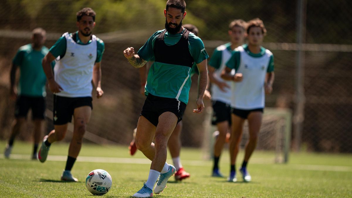 Isco Alarcón se ejercita en la pretemporada del Betis junto a Roro Riquelme y Pablo Fornals