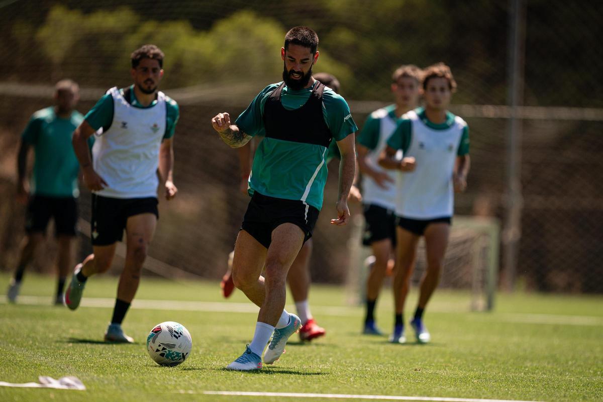 Isco Alarcón se ejercita en la pretemporada del Betis junto a Roro Riquelme y Pablo Fornals