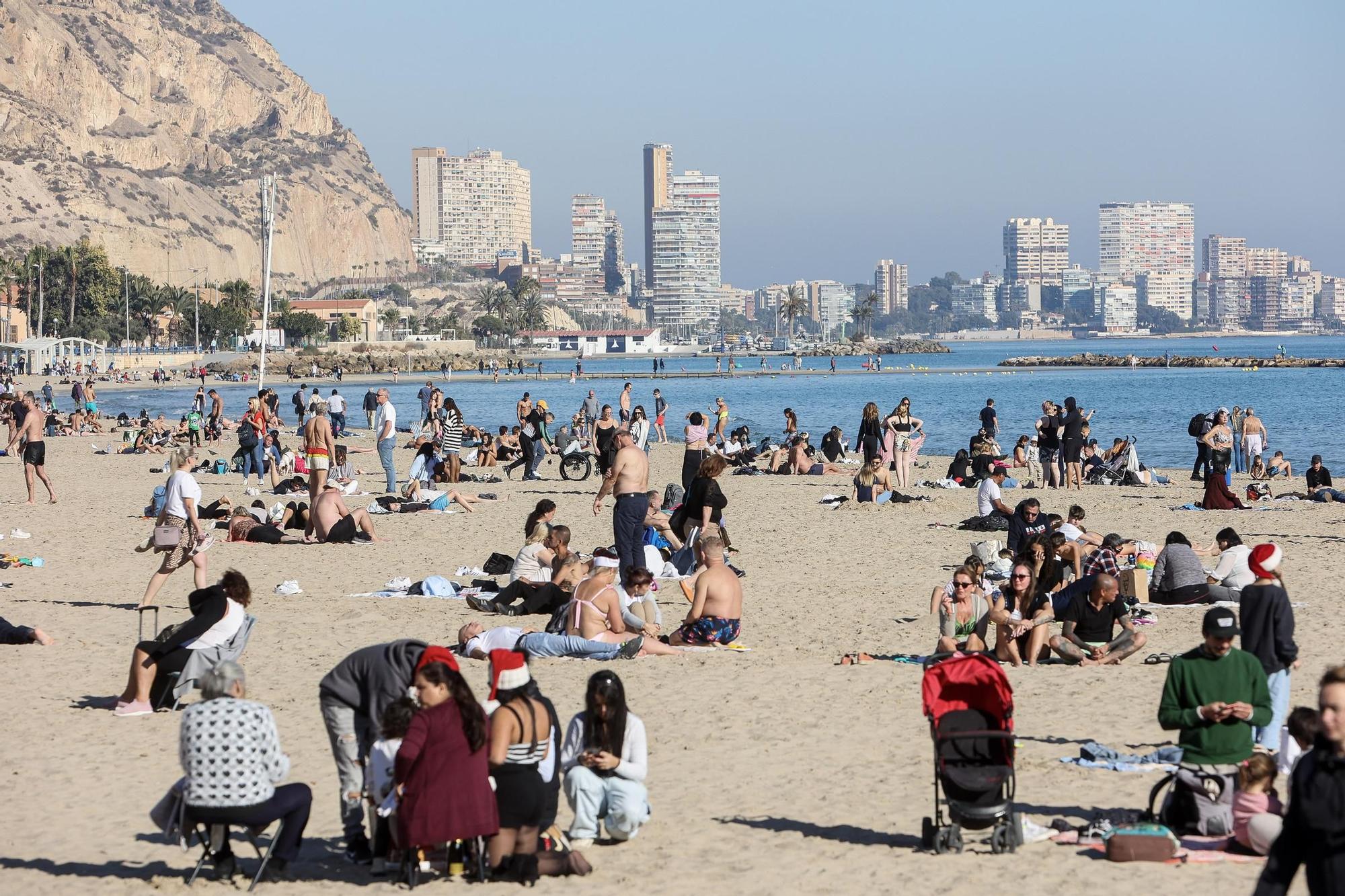 Ambiente en la playa del postiguet el día de Navidad