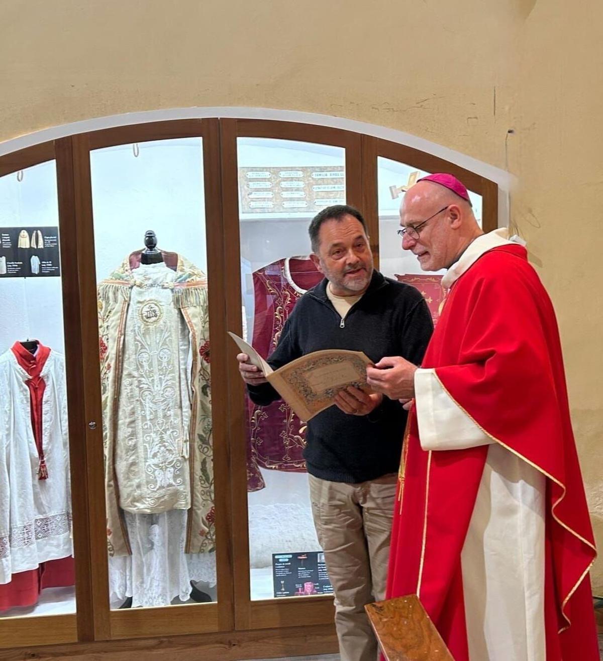 Exposició d'objectes litúrgics a l'església de Bàscara