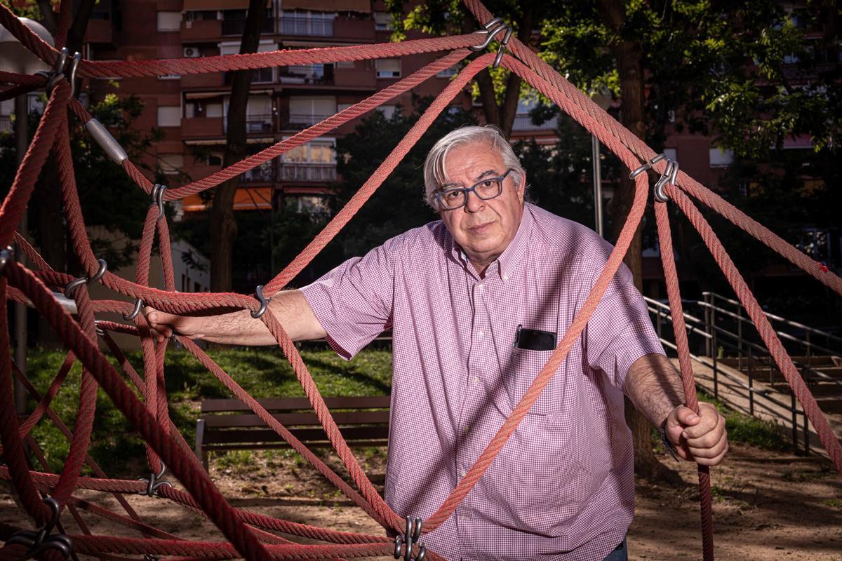 Jesús Bel, capellán de la cárcel de Brians, que recibirá al Papa en su visita es retratado durante la entrevista. A 27 de mayo de 2026. Sociedad, Barcelona. AUTOR: Manu Mitru | EPC