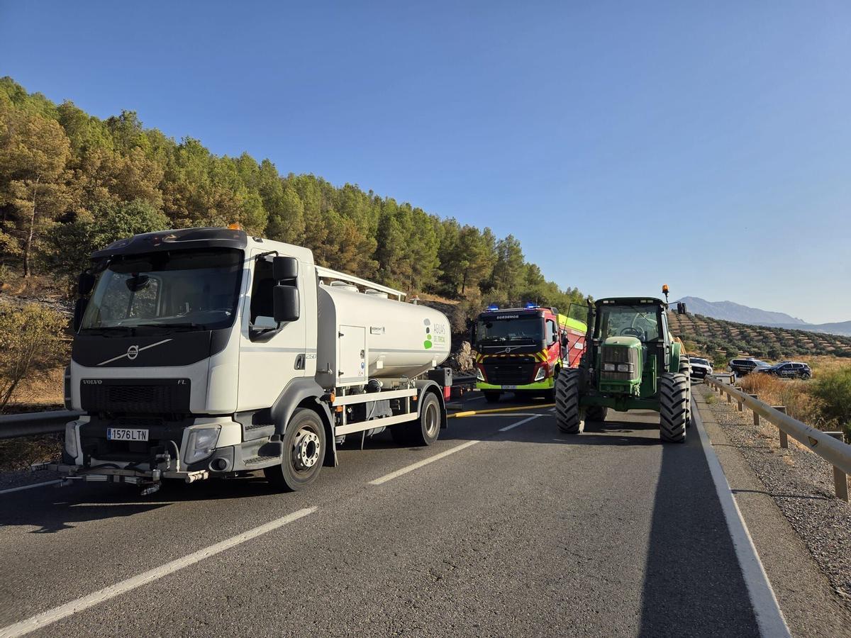 Un incendio forestal en un paraje de Antequera obliga a cortar la A-7282