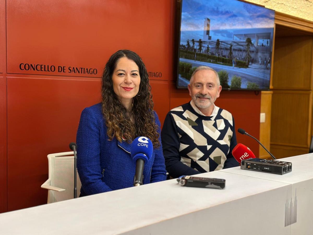 A tenenta de alcaldesa de Santiago, María Rozas, acompañada polo técnico municipal de Xuventude, Manuel Fernández, este martes en Raxoi