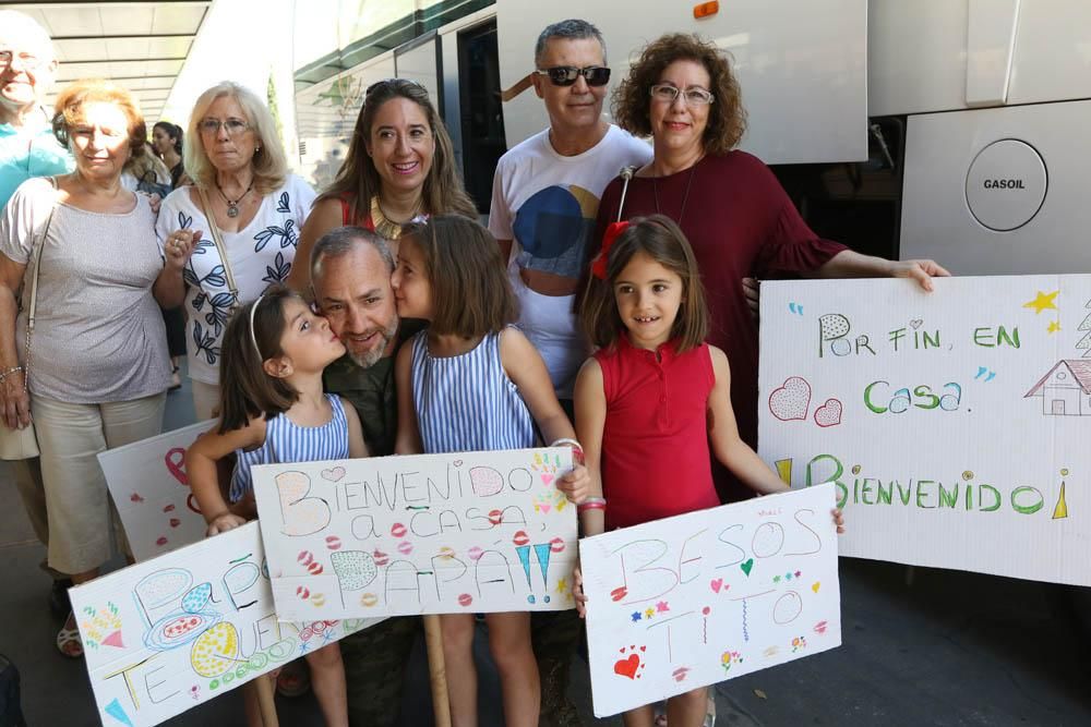 Abrazos y besos para recibir a la Brigada