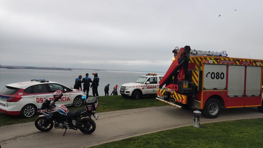 Rescatan con vida a una joven en Gijón que se precipitó en el Cerro