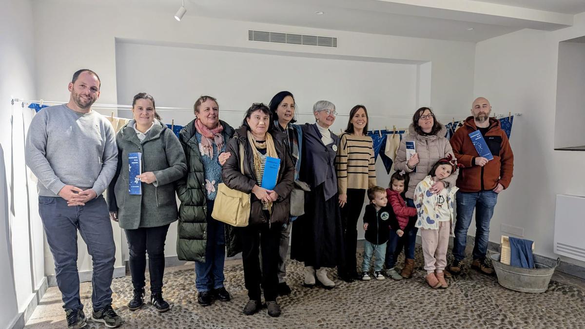 Los asistentes a la inauguración de la exposición.