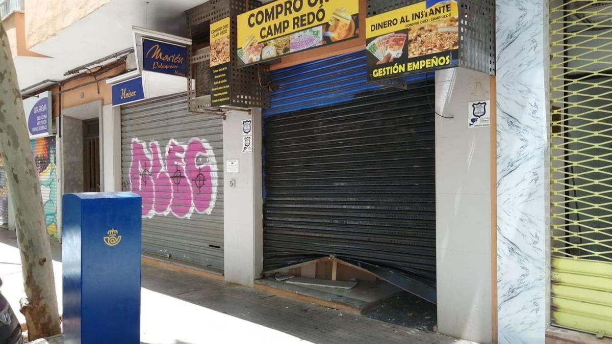 Los bomberos tuvieron que reventar la barrera del comercio para liberar a la mujer.