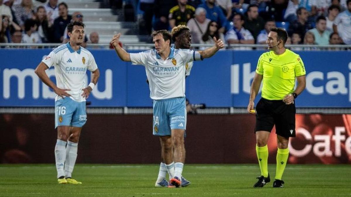 Arcediano habla con Francho, Paul y Radovanovic en el partido ante la Cultural.