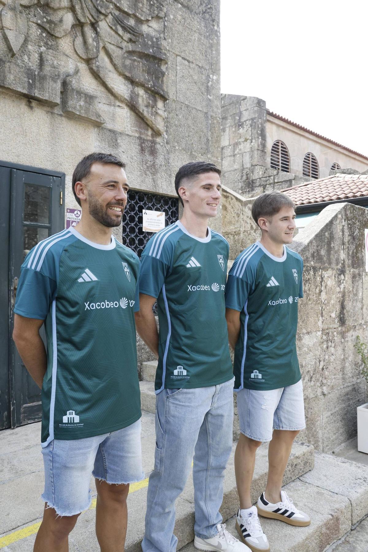 Así es la nueva segunda camiseta del Compostela Así es la nueva segunda camiseta del Compostela