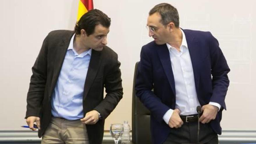 Eduardo Dolón y César Sánchez durante un pleno reciente en la Diputación Provincial de Alicante.