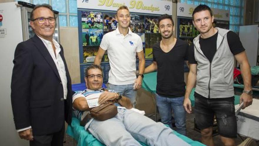 La campaña &#039;Dona Sangre&#039; volvió a ser un éxito en El Madrigal. El presidente y los jugadores del Villarreal Jaume Costa, Rukavina y Pablo Íñiguez visitaron ayer la zona VIP del estadio, donde se ubicó la zona de donaciones, para agradecer a los donantes su colaboración y para recompensarles por respaldar, una vez más, las propuestas del club.