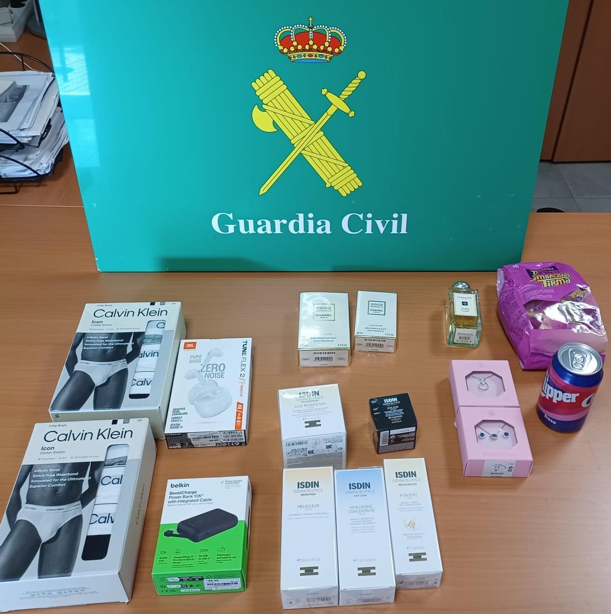 Algunos de los objetos recuperados por la Guardia Civil tras ser sustraídos en tiendas del Aeropuerto de Gran Canaria