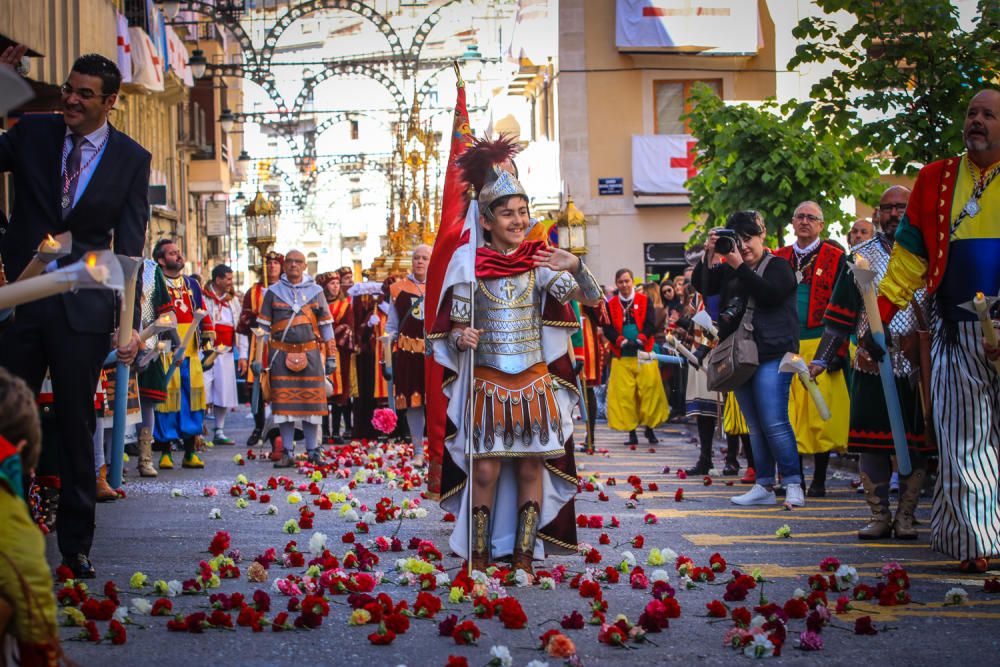 La procesión de la reliquia es uno de los actos que más agradan a los alcoyanos en el día dedicado al patrón San Jorge.