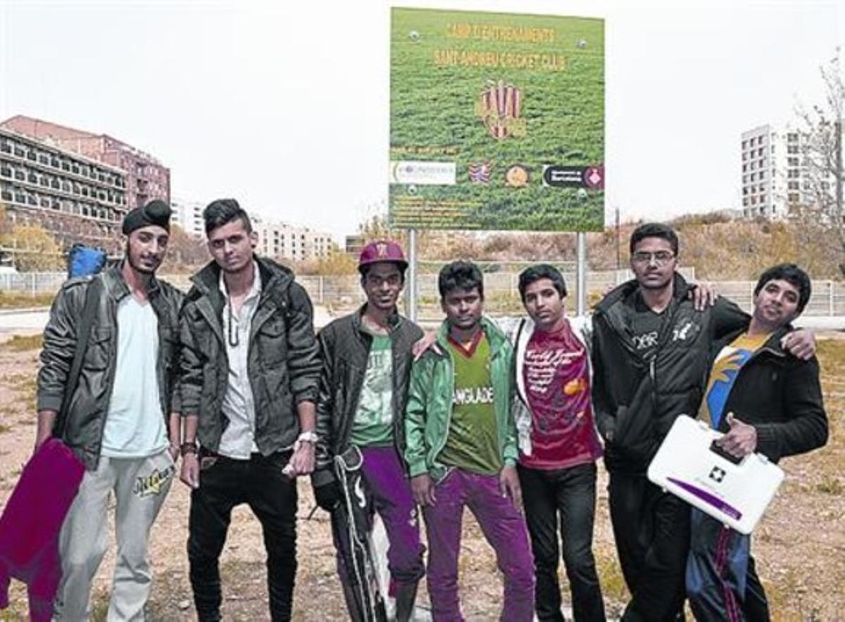 Els jugadors del Sant Andreu Cricket Club al terreny del CZFB.