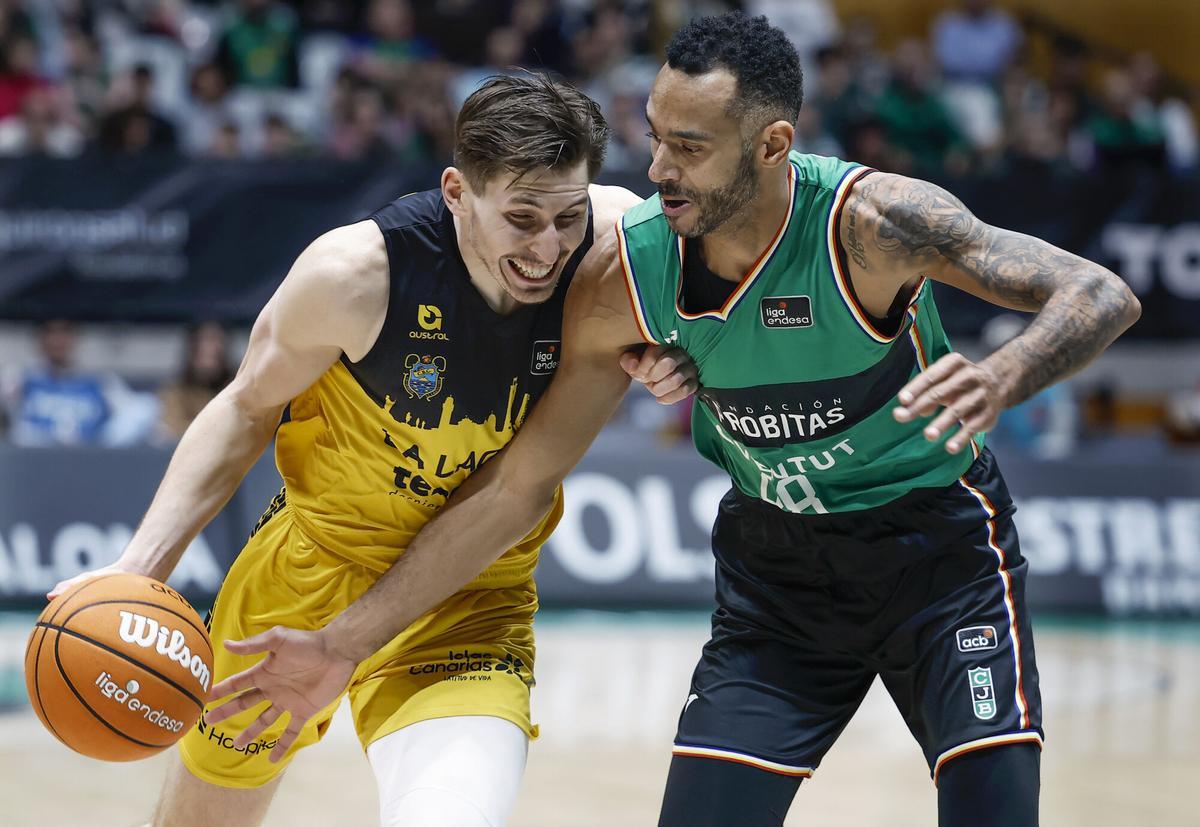 Kramer y Hanga, en un lance del partido