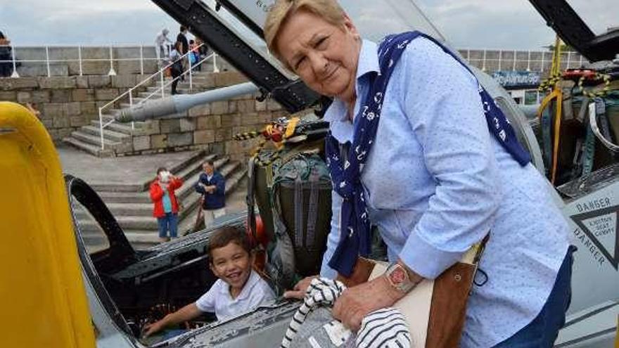 Mauro García, junto a su abuela Isabel Alonso, en el habitáculo del F-4 Phantom.