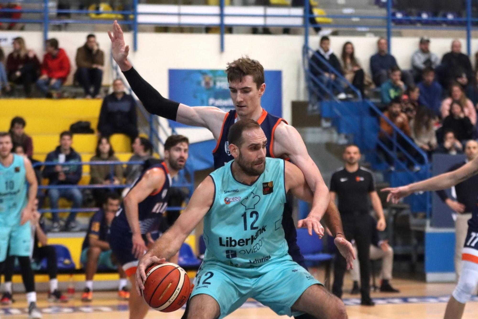 Oliver Arteaga con el Liberbank Oviedo Baloncesto