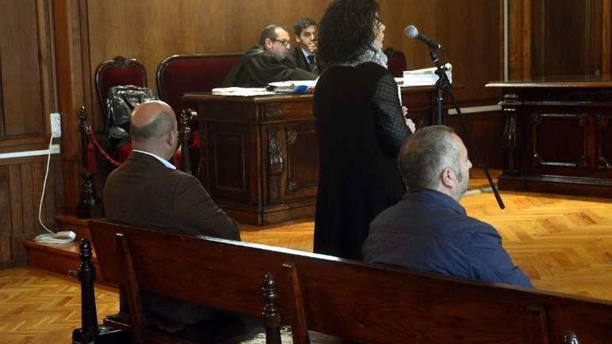 Los acusados durante el juicio celebrado ayer en Pontevedra. // R. V.